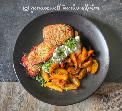 "Schweinerückensteaks, frische Wedges, Sourcreme"