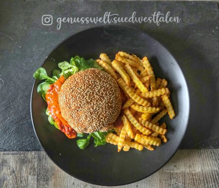 "Chili Hähnchen Burger mit Pommes"